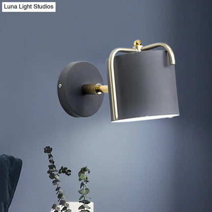 Aplique DecorBites™ contemporáneo verde/gris con pantalla tubular metálica para iluminación de pared de dormitorio