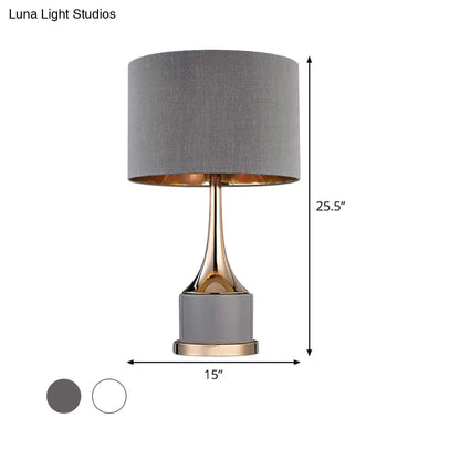 Lámpara de mesa de noche cilíndrica contemporánea gris/blanca - Iluminación de tela para mesita de noche en la sala de estar
