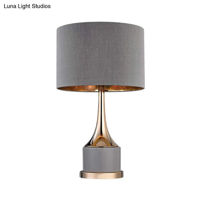Lámpara de mesa de noche cilíndrica contemporánea gris/blanca - Iluminación de tela para mesita de noche en la sala de estar