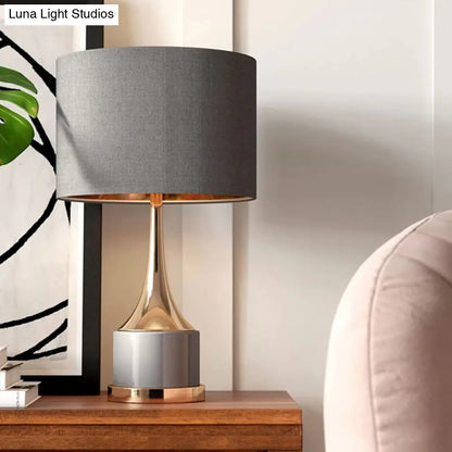 Lámpara de mesa de noche cilíndrica contemporánea gris/blanca - Iluminación de tela para mesita de noche en la sala de estar