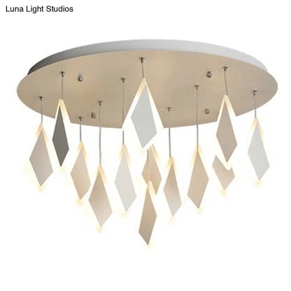 Lámpara de techo LED contemporánea DecorBites™ de acrílico para dormitorio, empotrada, de montaje empotrado, color blanco cálido, disponible en 19", 27" o 31.5" de ancho.