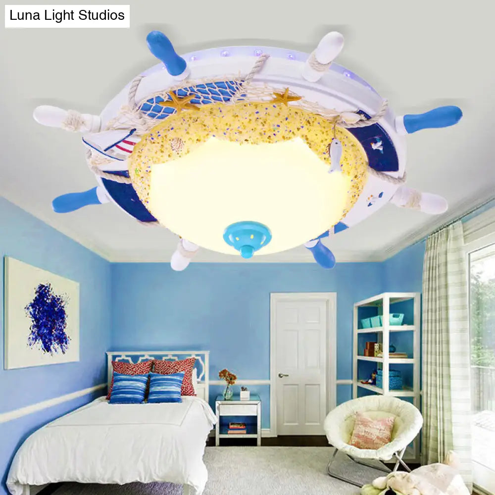 Lámpara de techo LED contemporánea DecorBites™ de metal para habitación infantil - Pantalla azul con forma de timón y cristal esmerilado