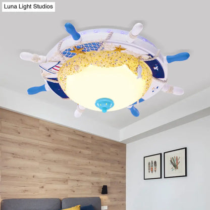 Lámpara de techo LED contemporánea DecorBites™ de metal para habitación infantil - Pantalla azul con forma de timón y cristal esmerilado