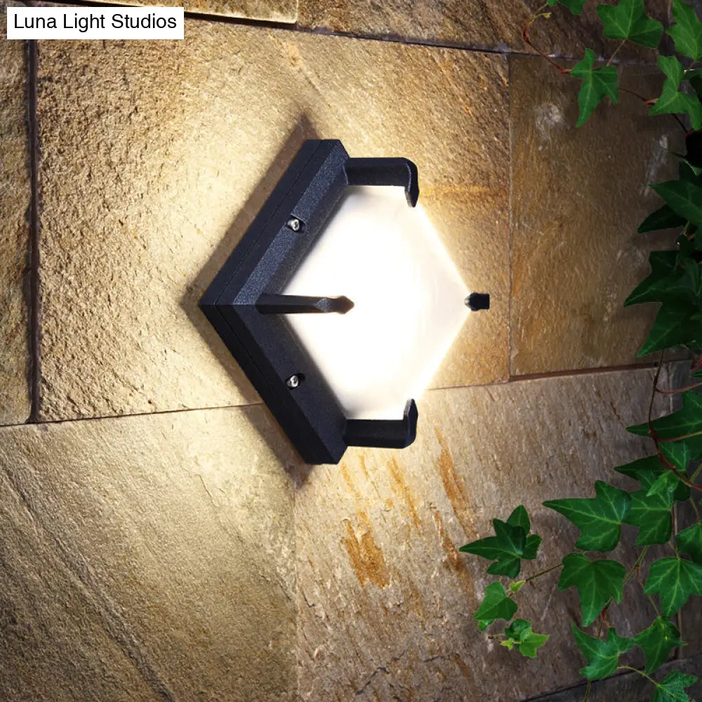 Aplique de pared cuadrado contemporáneo para patio DecorBites™ con luz LED, en color negro con cristal esmerilado.