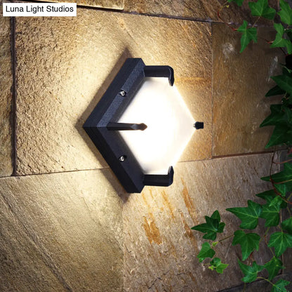 Aplique de pared cuadrado contemporáneo para patio DecorBites™ con luz LED, en color negro con cristal esmerilado.