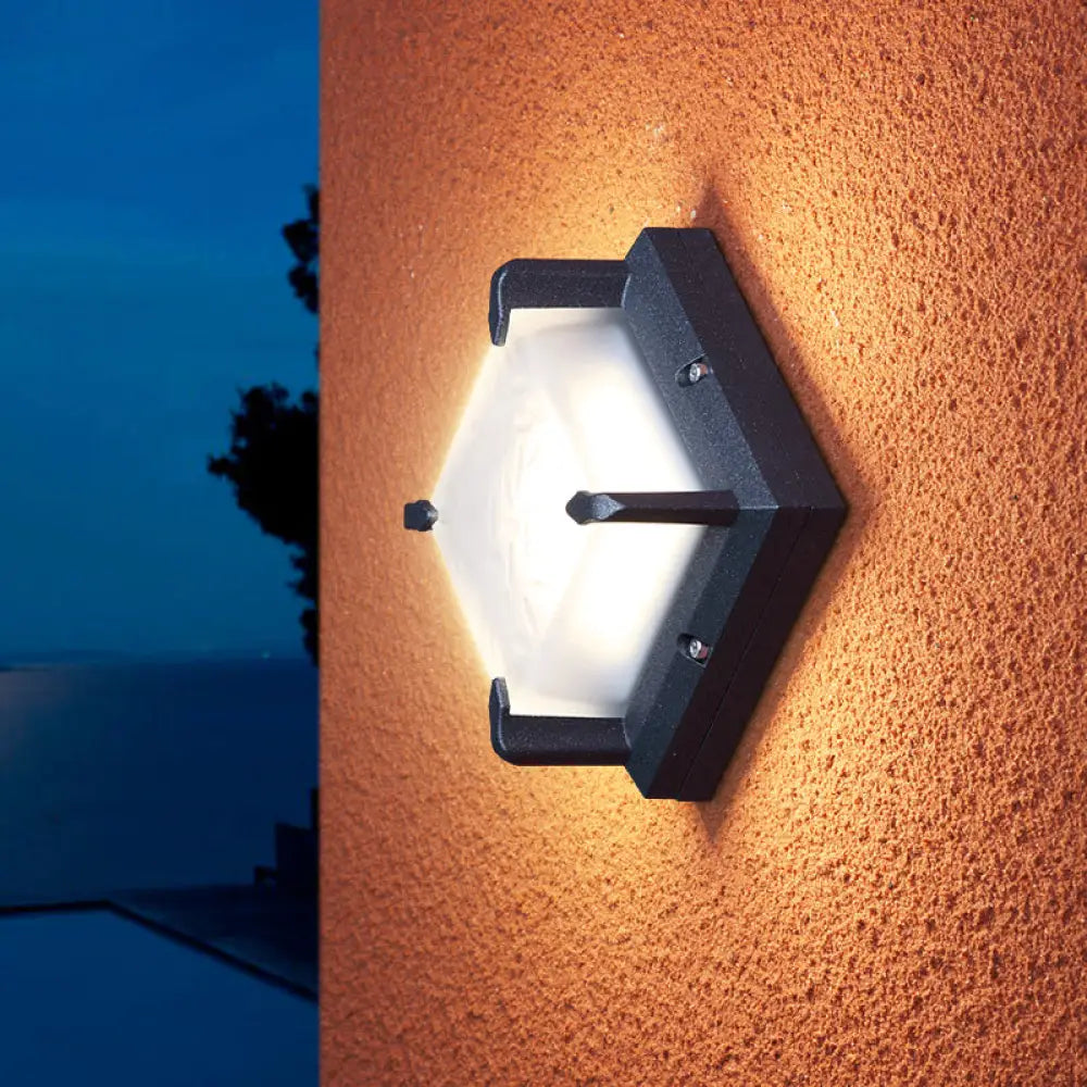 Aplique de pared cuadrado contemporáneo para patio DecorBites™ con luz LED, en color negro con cristal esmerilado.