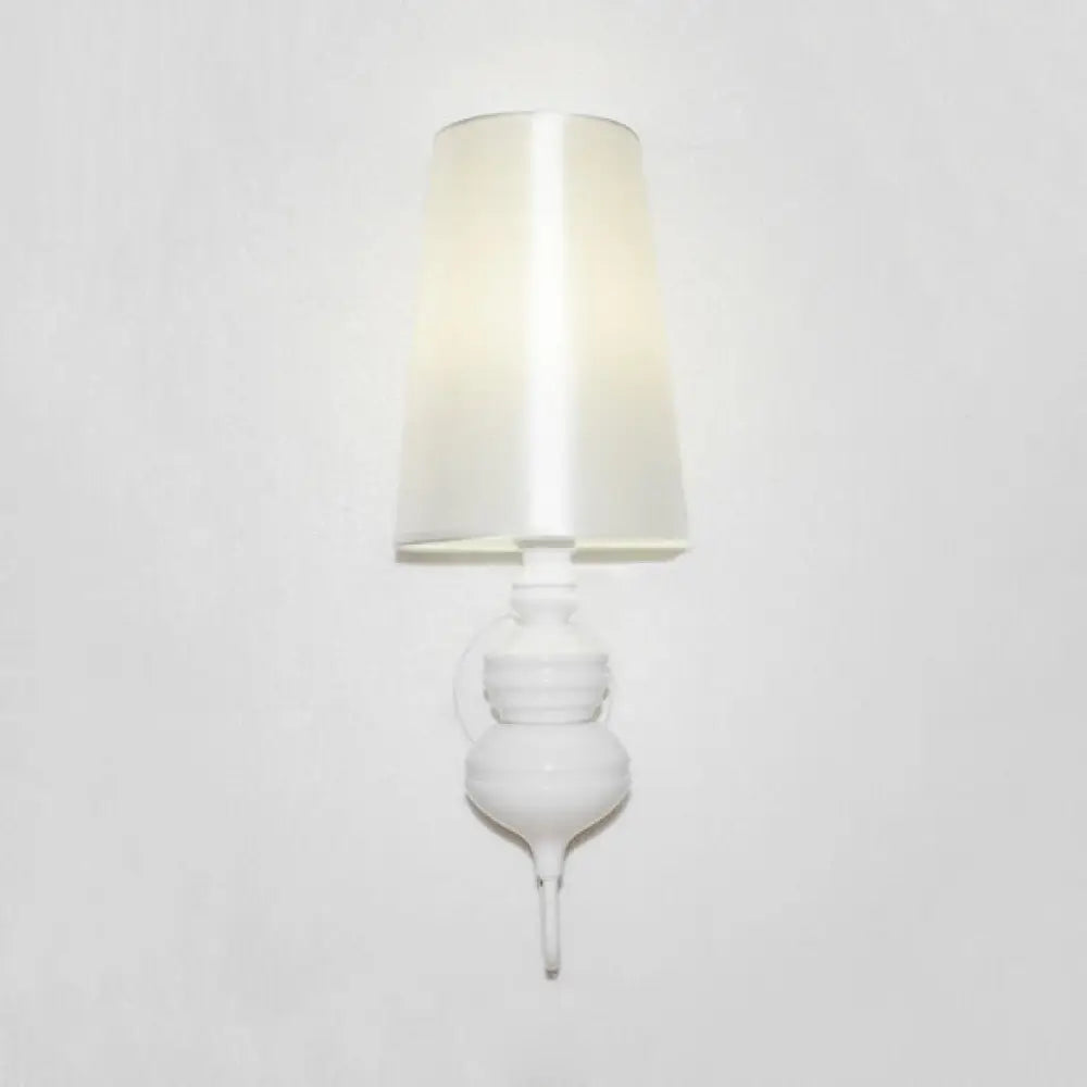 Aplique de pared cónico LED contemporáneo DecorBites™, 6"/8"/10" de diámetro, tela blanca/negra/plateada