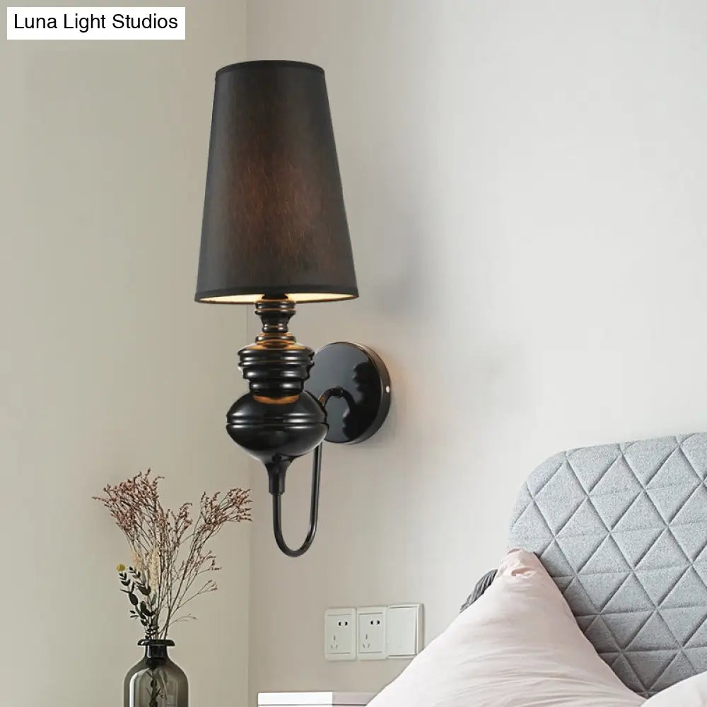 Aplique de pared cónico LED contemporáneo DecorBites™, 6"/8"/10" de diámetro, tela blanca/negra/plateada