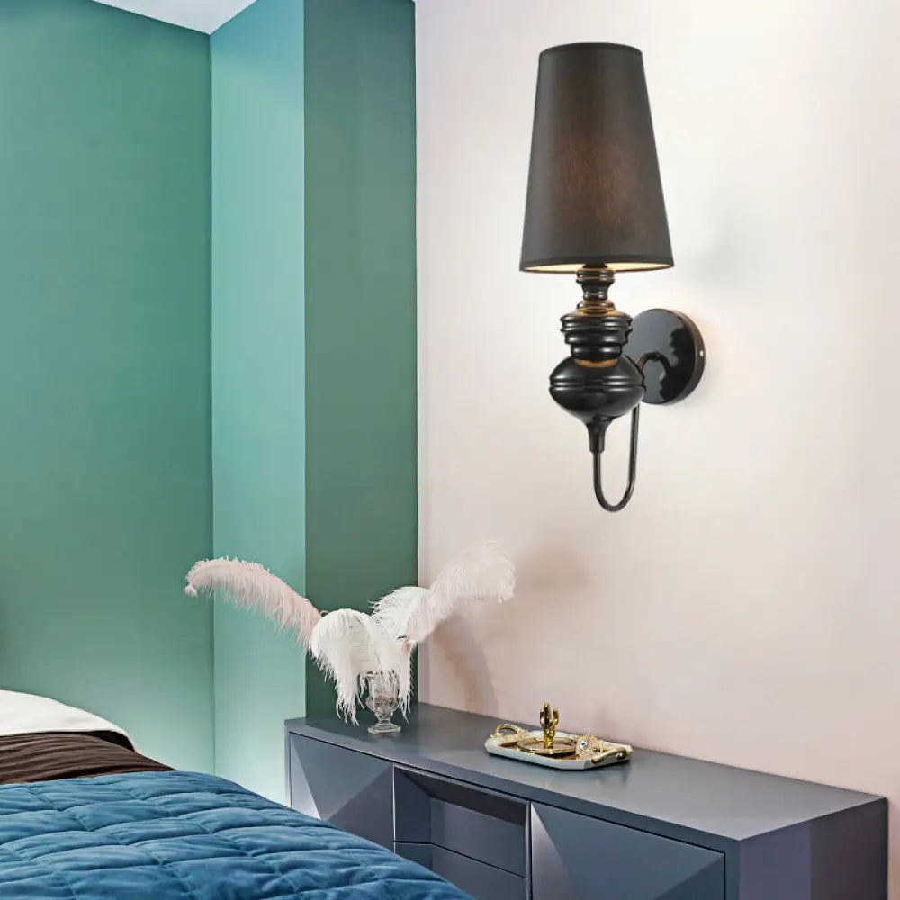 Aplique de pared cónico LED contemporáneo DecorBites™, 6"/8"/10" de diámetro, tela blanca/negra/plateada