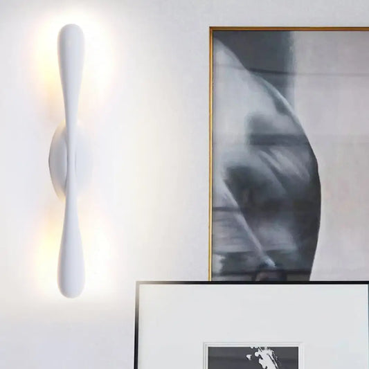 Aplique de pared lineal DecorBites™ de metal blanco con iluminación LED contemporánea para tocador o sala de estar.