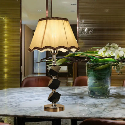 Lámpara de mesilla contemporánea marrón claro con borde festoneado y detalles de bloques de cristal