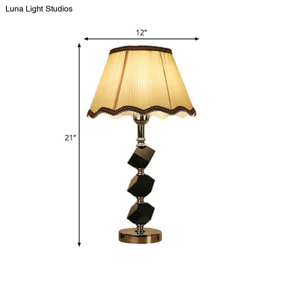 Lámpara de mesilla contemporánea marrón claro con borde festoneado y detalles de bloques de cristal