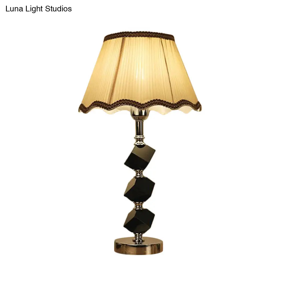 Lámpara de mesilla contemporánea marrón claro con borde festoneado y detalles de bloques de cristal
