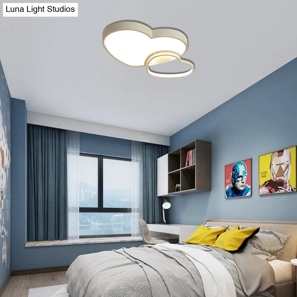 Lámpara de techo DecorBites™ Contemporary Loving Heart: Lámpara LED acrílica para habitación infantil - Rosa/Blanco, 13"/16.5"