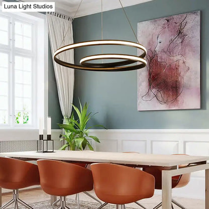 Lámpara de araña contemporánea de metal negro - Diseño curvo sin juntas - Lámpara colgante LED (18"/23.5"/30" de ancho) - Luz cálida/blanca