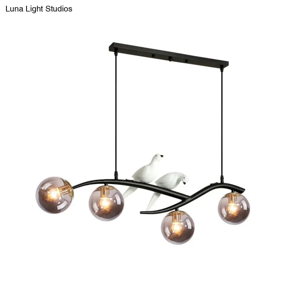 مصباح معلق عصري على شكل فرع معدني من DecorBites™ - 4 مصابيح باللونين الأسود والذهبي مع ديكور الطيور وغطاء زجاجي رمادي دخاني/كونياك