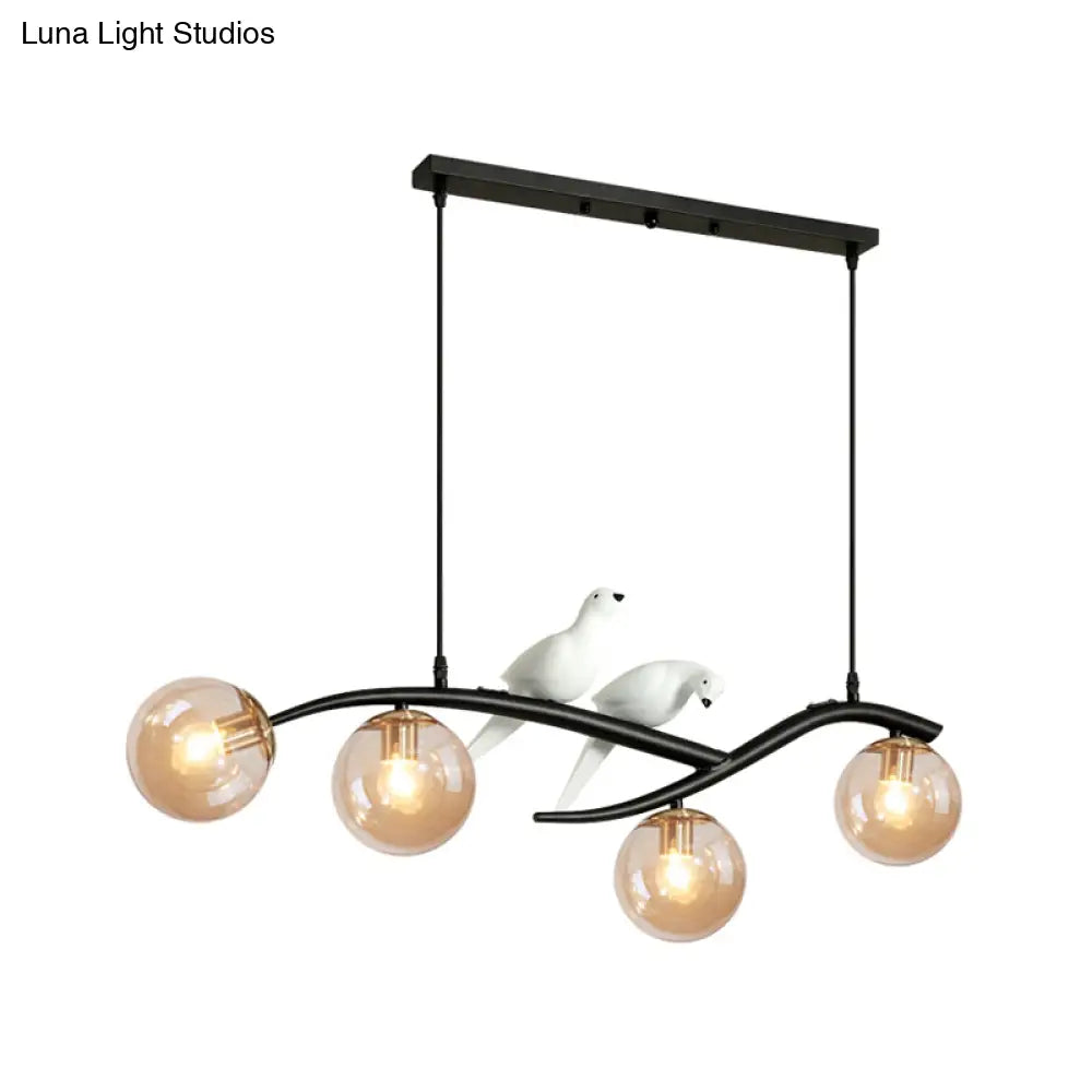 مصباح معلق عصري على شكل فرع معدني من DecorBites™ - 4 مصابيح باللونين الأسود والذهبي مع ديكور الطيور وغطاء زجاجي رمادي دخاني/كونياك