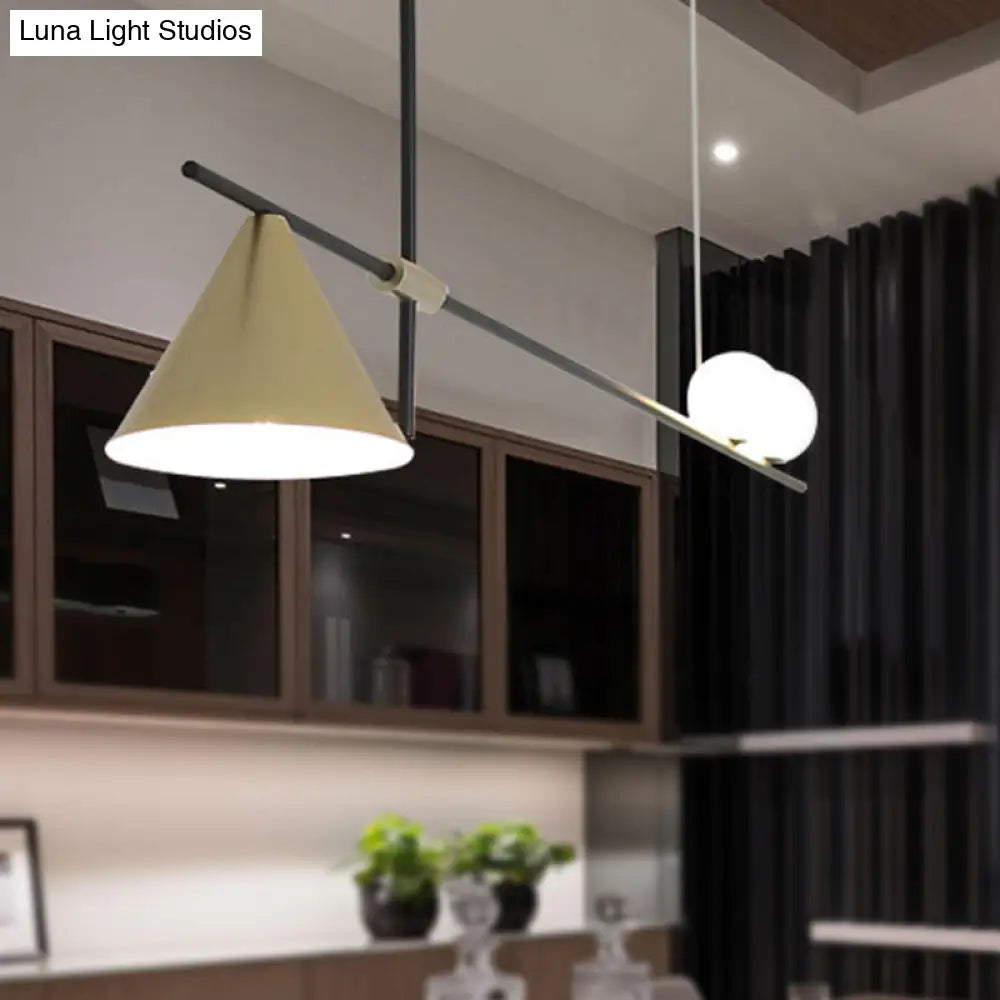 مصباح مخروطي معدني معاصر من DecorBites™ بثلاثة رؤوس ولمسة نهائية ذهبية/سوداء لسقف غرفة الطعام