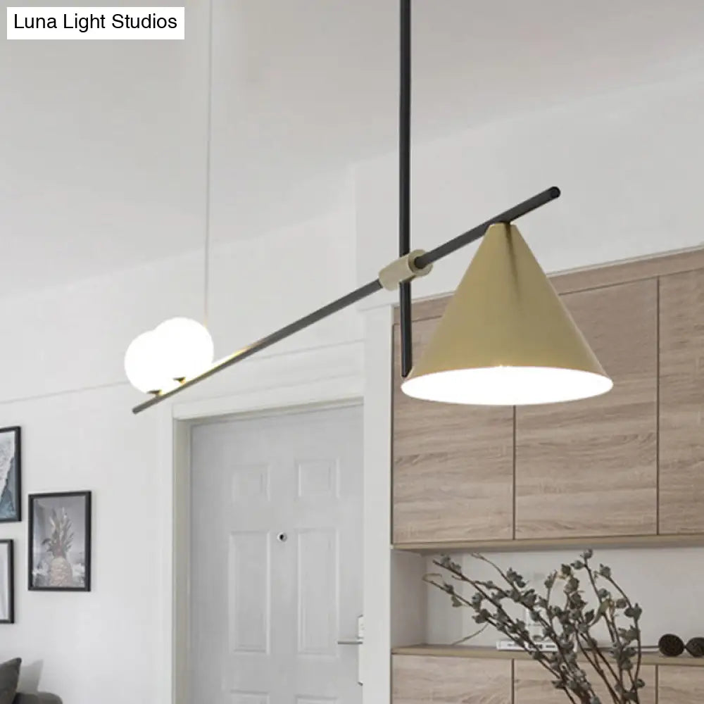 مصباح مخروطي معدني معاصر من DecorBites™ بثلاثة رؤوس ولمسة نهائية ذهبية/سوداء لسقف غرفة الطعام