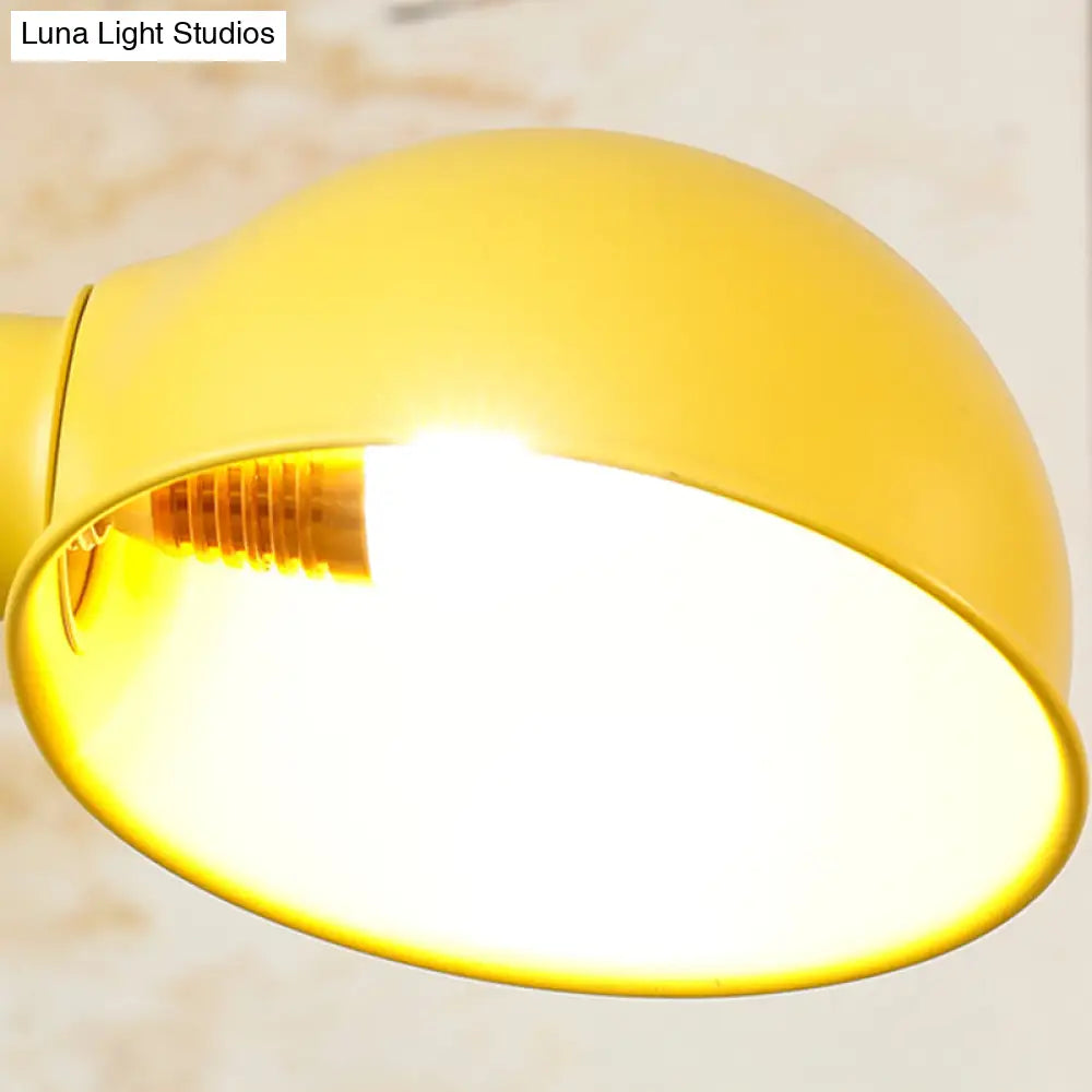 Lámpara de pie contemporánea con pantalla de cúpula metálica y brazo flexible tipo cuello de cisne