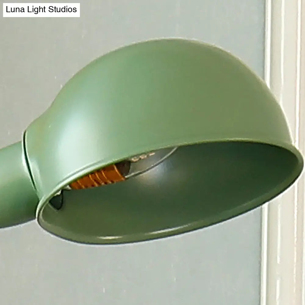 Lámpara de pie contemporánea con pantalla de cúpula metálica y brazo flexible tipo cuello de cisne