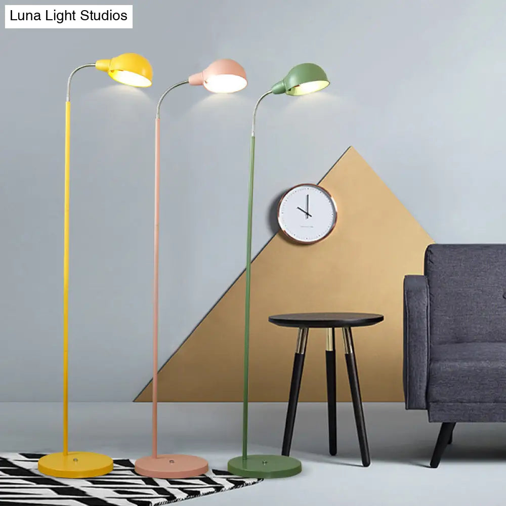 Lámpara de pie contemporánea con pantalla de cúpula metálica y brazo flexible tipo cuello de cisne