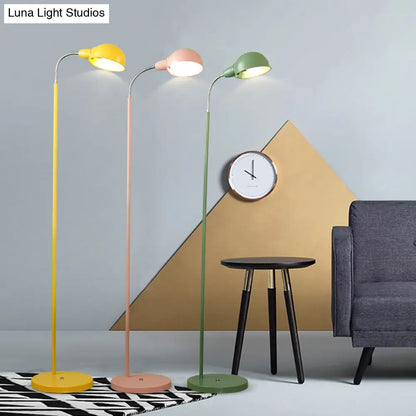 Lámpara de pie contemporánea con pantalla de cúpula metálica y brazo flexible tipo cuello de cisne