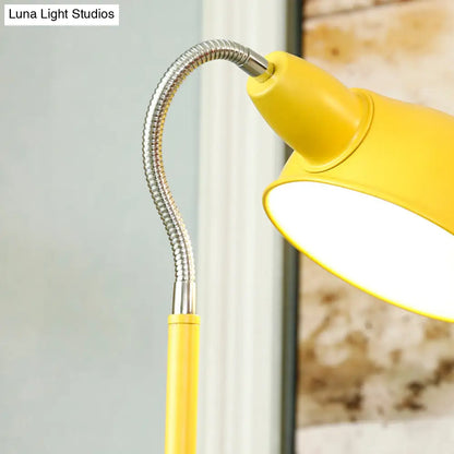 Lámpara de pie contemporánea con pantalla de cúpula metálica y brazo flexible tipo cuello de cisne