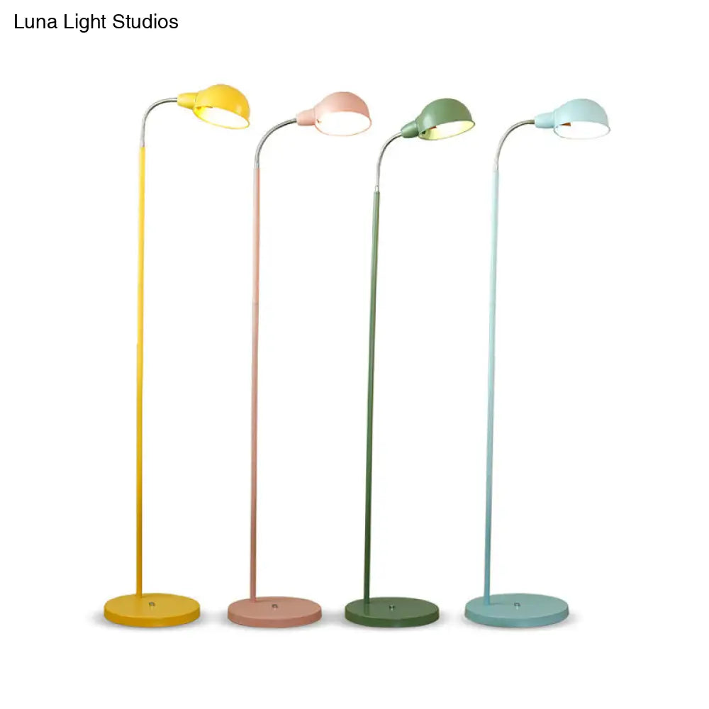 Lámpara de pie contemporánea con pantalla de cúpula metálica y brazo flexible tipo cuello de cisne