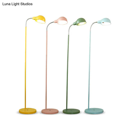 Lámpara de pie contemporánea con pantalla de cúpula metálica y brazo flexible tipo cuello de cisne