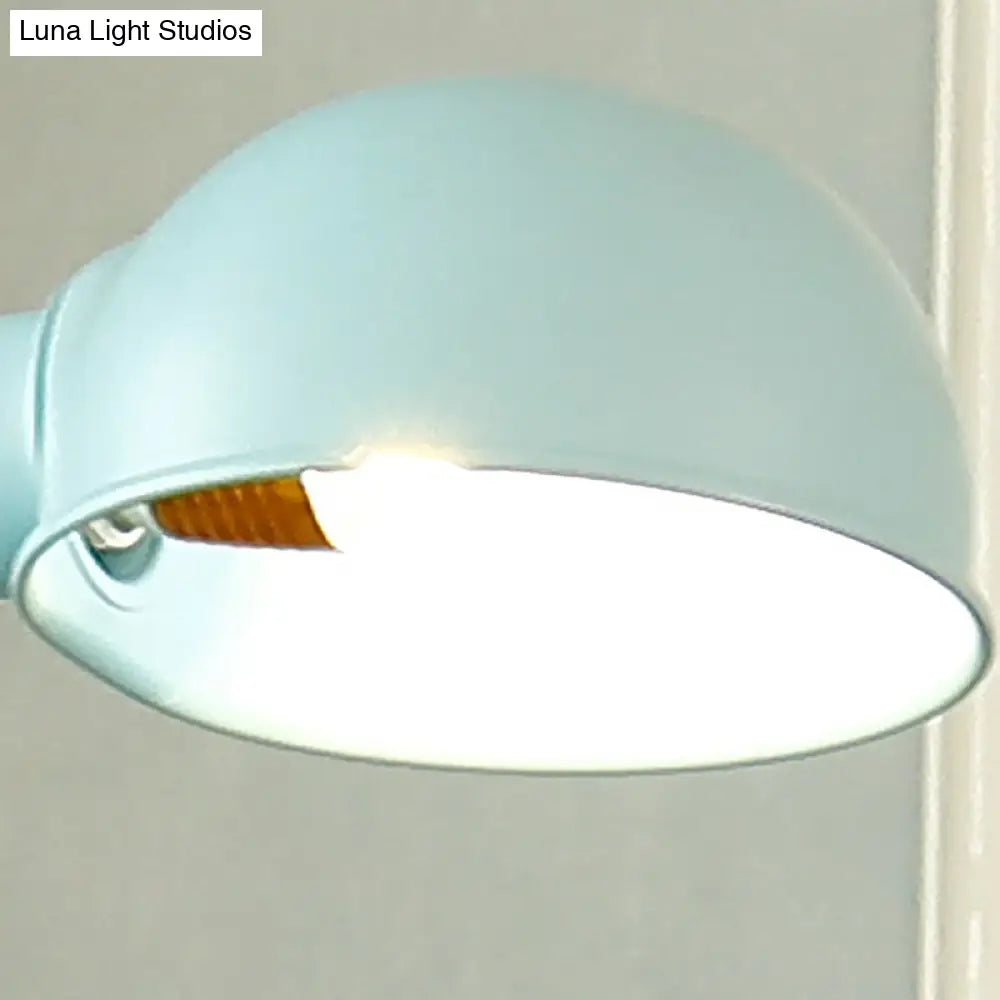 Lámpara de pie contemporánea con pantalla de cúpula metálica y brazo flexible tipo cuello de cisne