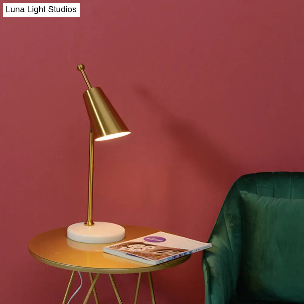 مصباح طاولة جانبي معدني ذهبي معاصر - مصباح طاولة جانبي مدبب لغرفة النوم
