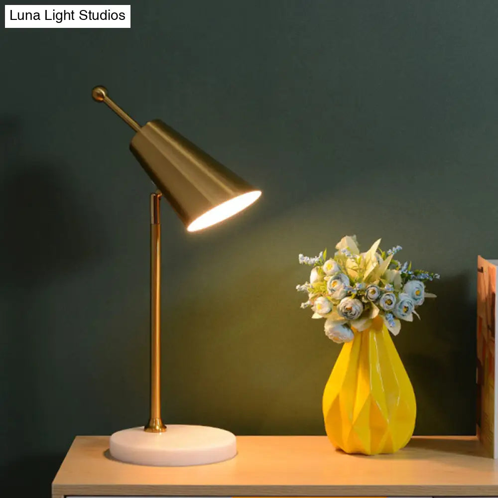 مصباح طاولة جانبي معدني ذهبي معاصر - مصباح طاولة جانبي مدبب لغرفة النوم