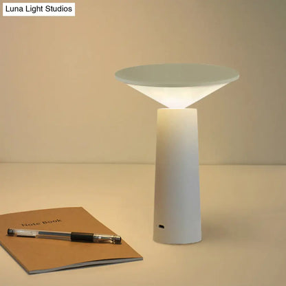 Lámpara de mesilla LED contemporánea de metal con pantalla de plástico - Diseño de torre blanca para leer libros