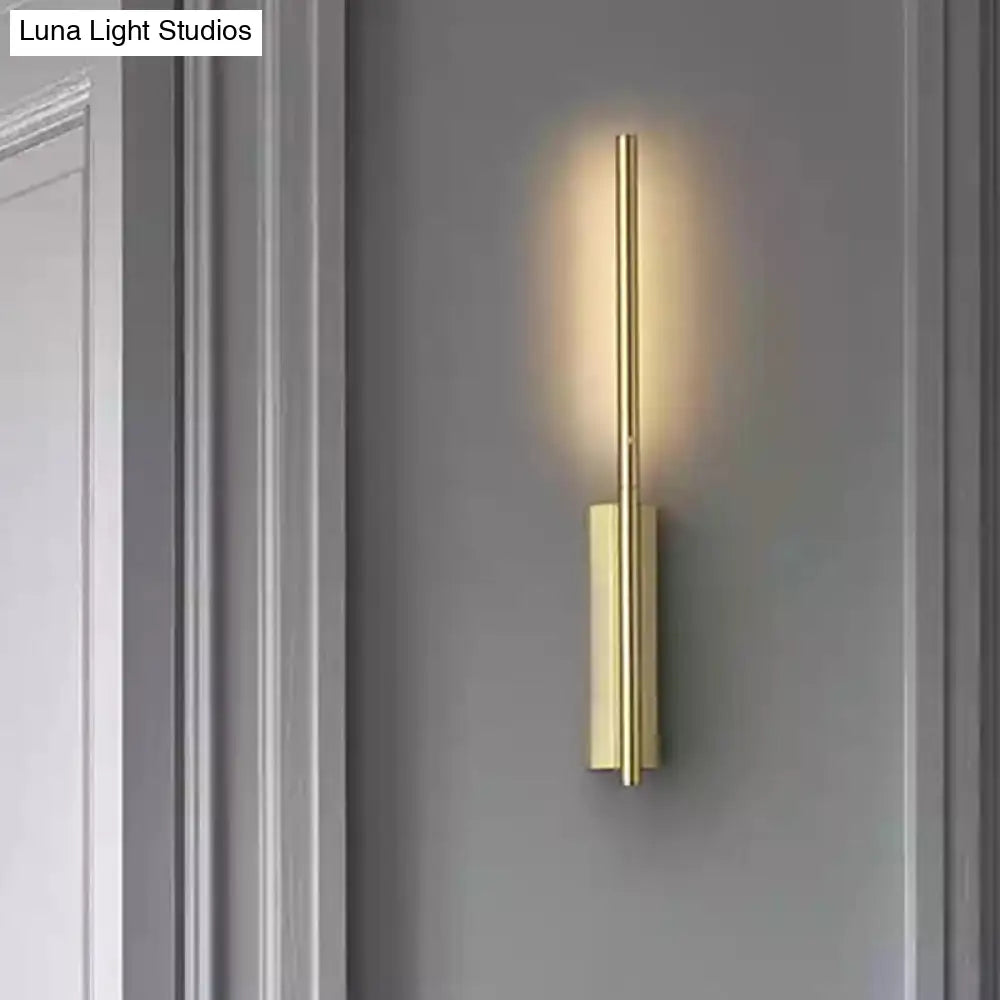 Aplique de pared lineal contemporáneo de metal DecorBites™ - Elegante lámpara LED dorada para dormitorio