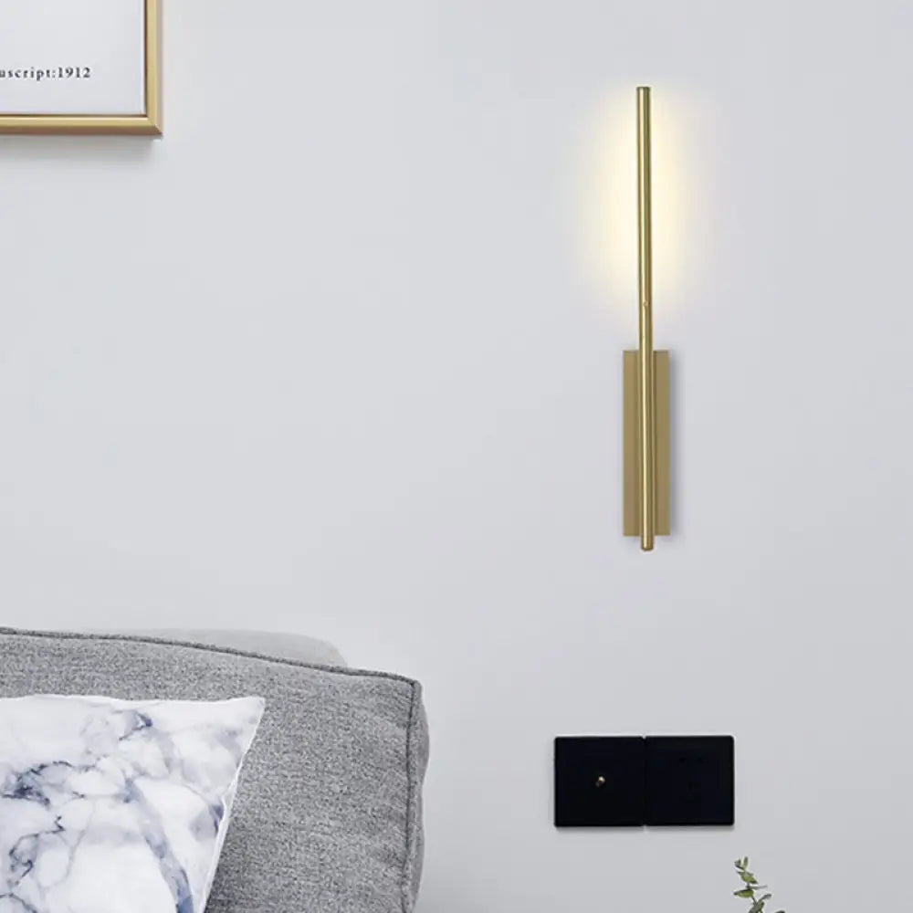 Aplique de pared lineal contemporáneo de metal DecorBites™ - Elegante lámpara LED dorada para dormitorio