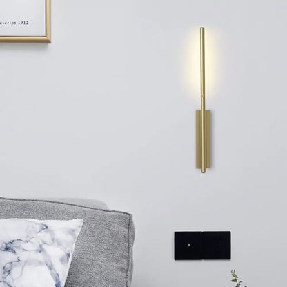 Aplique de pared lineal contemporáneo de metal DecorBites™ - Elegante lámpara LED dorada para dormitorio