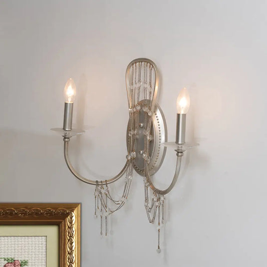 Aplique de pared DecorBites™ estilo candelabro contemporáneo metálico - Iluminación de dormitorio con 2 luces de cristal - Acabado en níquel con brazo curvo