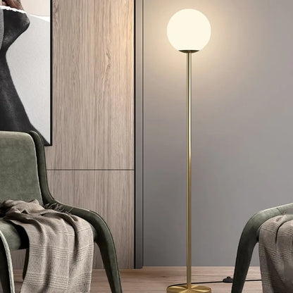 مصباح أرضي عصري على شكل كرة زجاجية حليبية مع لمسة نهائية من النحاس - مثالي للقراءة في غرفة النوم