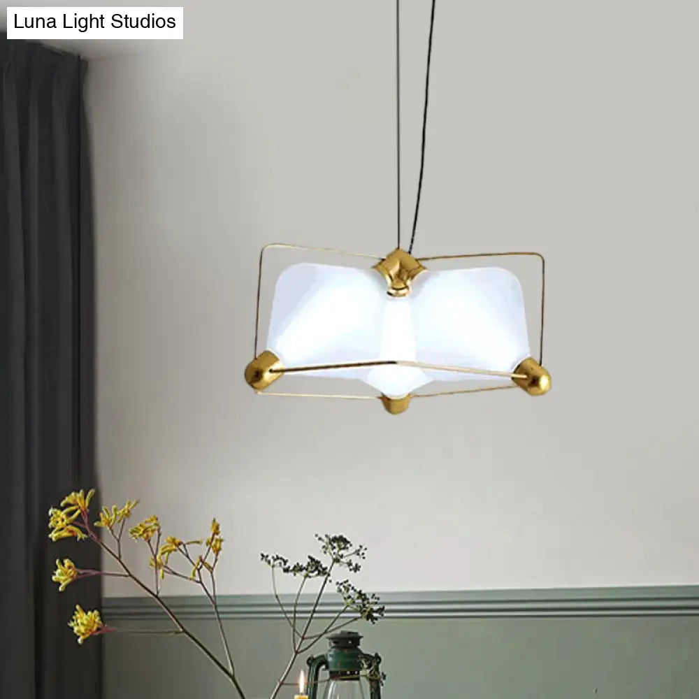 Lámpara de techo colgante LED dorada con marco, 3 bombillas, luz cálida/blanca, estilo contemporáneo en cristal opalino.