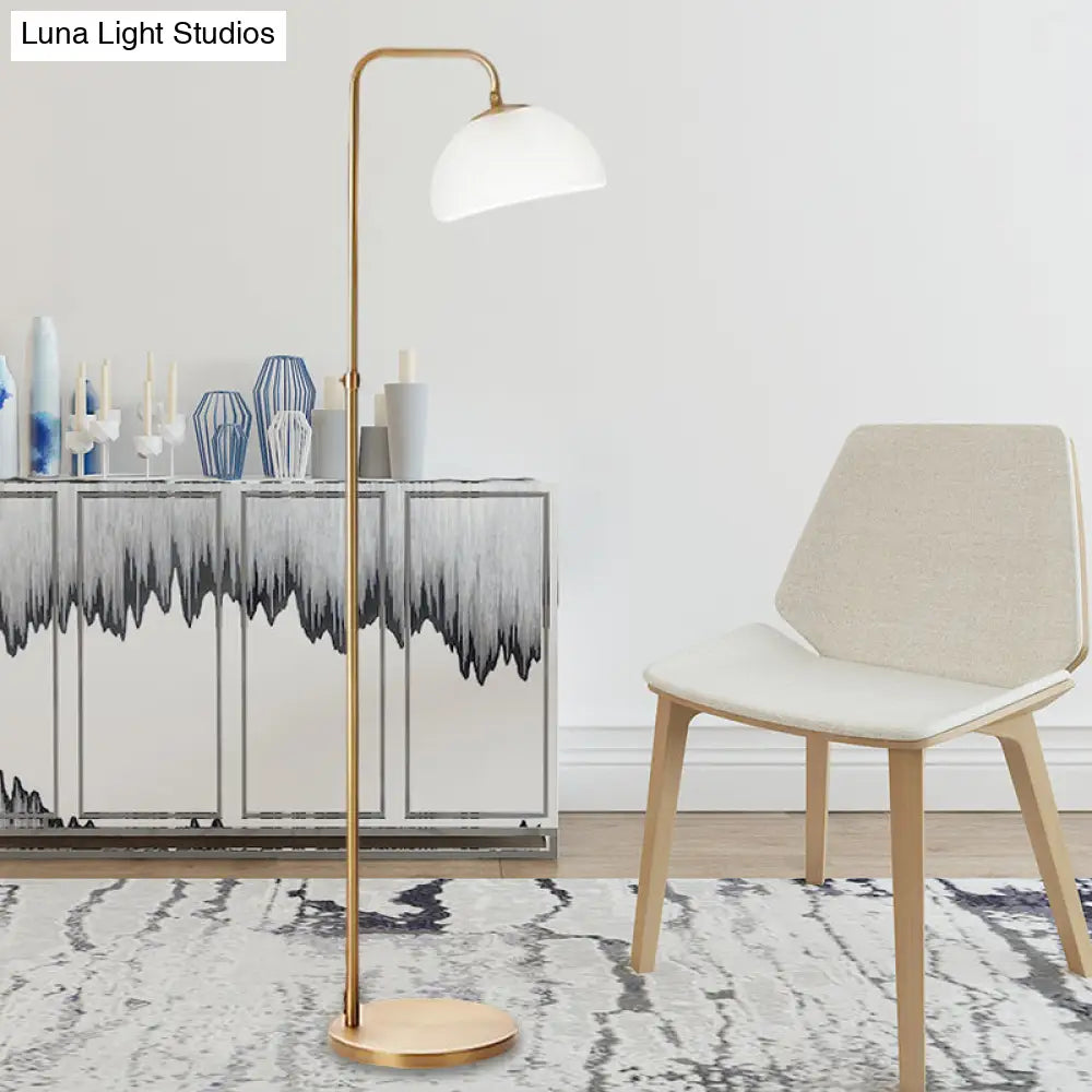 مصباح أرضي عصري من زجاج الأوبال بلمسة نهائية من النحاس - إضاءة قراءة أرضية أنيقة بمصباح واحد لغرفة المعيشة