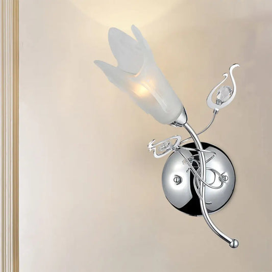 Lámpara de pared DecorBites™ de cristal opalino contemporáneo con forma de pétalo y acabado cromado para mesilla de noche