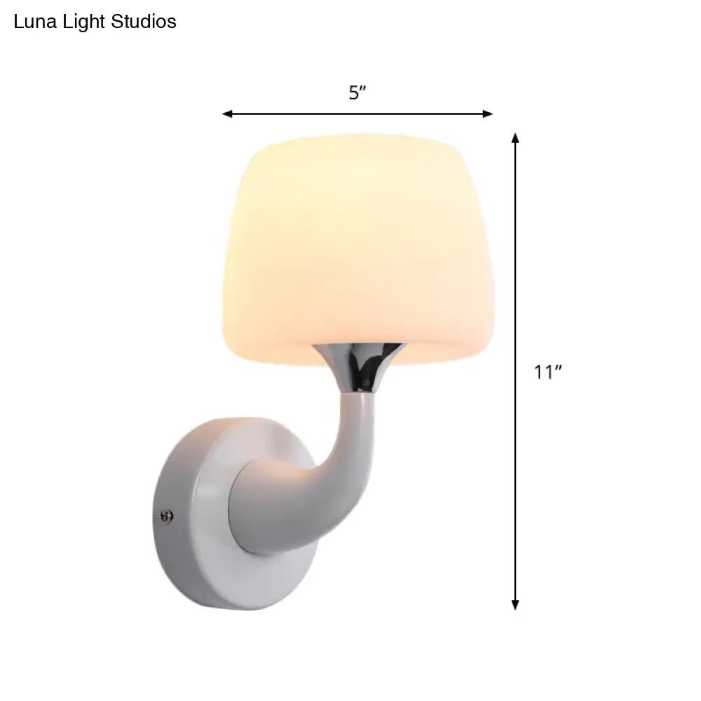 Aplique de pared DecorBites™ de cristal opalino contemporáneo con brazo curvo de metal, blanco.