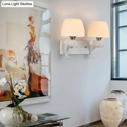 مصباح حائط زجاجي أوبال معاصر بديكور دولفين - شكل مخروطي، 2 لمبة، وحدة إضاءة بيضاء