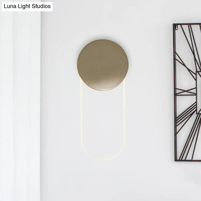 مصباح حائط بيضاوي معاصر من DecorBites™ مزود بوحدة إضاءة LED أكريليك وغطاء معدني ذهبي لغرف النوم