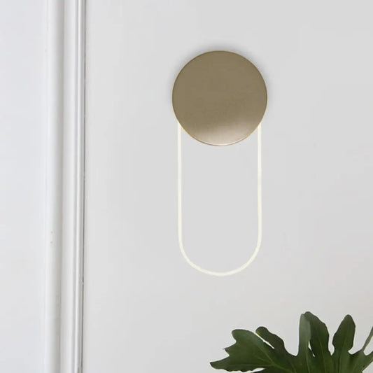 Lámpara de pared ovalada contemporánea DecorBites™ con portalámparas LED de acrílico y pantalla de metal dorado para dormitorios
