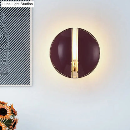 Aplique de pared DecorBites™ de estilo contemporáneo con cúpula espaciada en color púrpura - Lámpara de montaje en metal de 1 luz