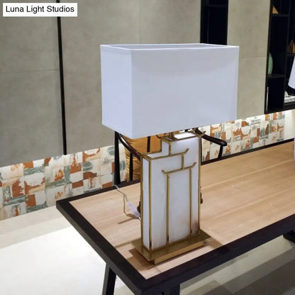 مصباح طاولة مستطيل معاصر من القماش بإطار ذهبي ولوحة رخامية مزخرفة - إضاءة عمل بيضاء، لمبة واحدة