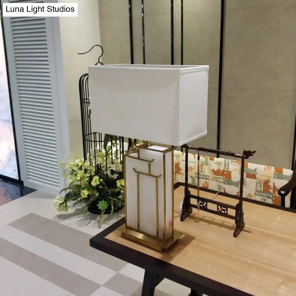 مصباح طاولة مستطيل معاصر من القماش بإطار ذهبي ولوحة رخامية مزخرفة - إضاءة عمل بيضاء، لمبة واحدة