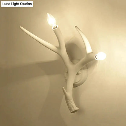 Aplique de pared DecorBites™ de resina contemporánea con forma de asta - 2 luces, blanco - Ideal para restaurantes